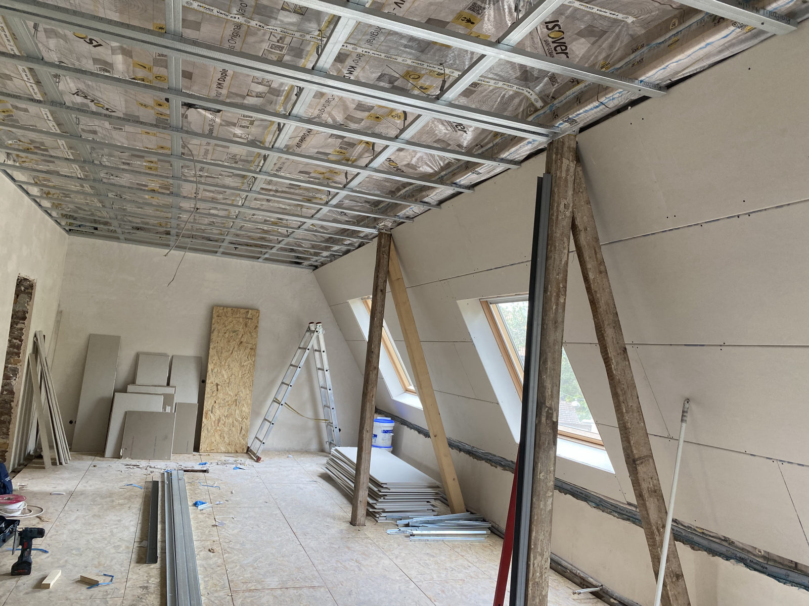 Dachgeschoss-Ausbau mit gedämmter Decke, OSB-Boden und neuen Dachfenstern