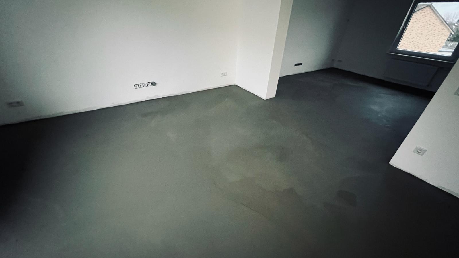 Fugenloser grauer Designestrich / Mikrozement-Boden