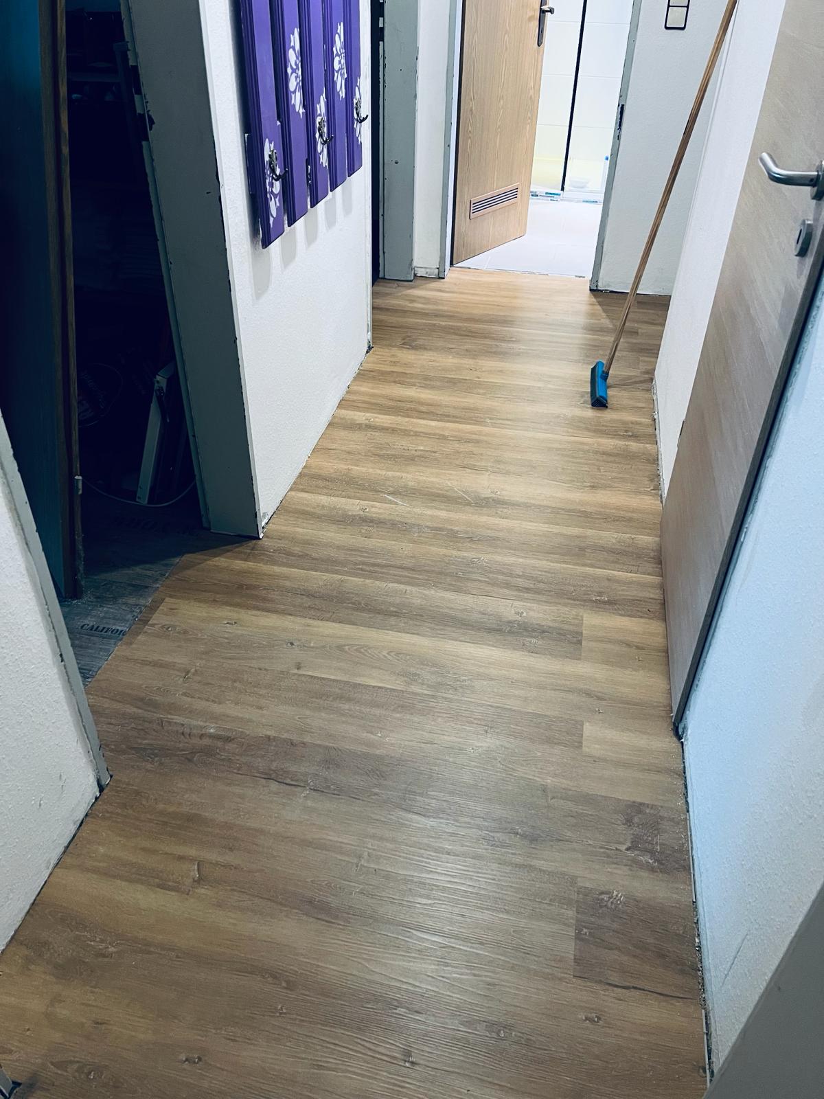 Flur mit neu verlegtem Vinyl-/Designboden in Holzoptik