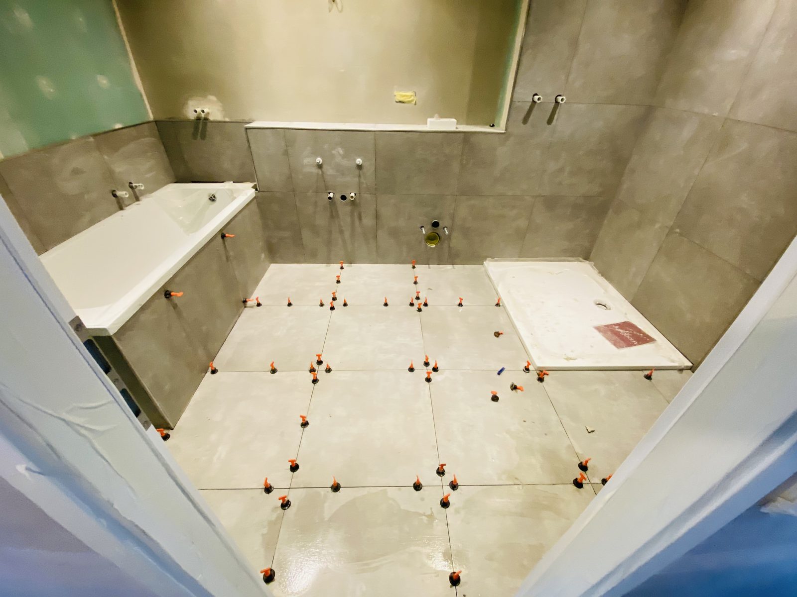 Badezimmer – Boden- und Wandfliesen verlegt