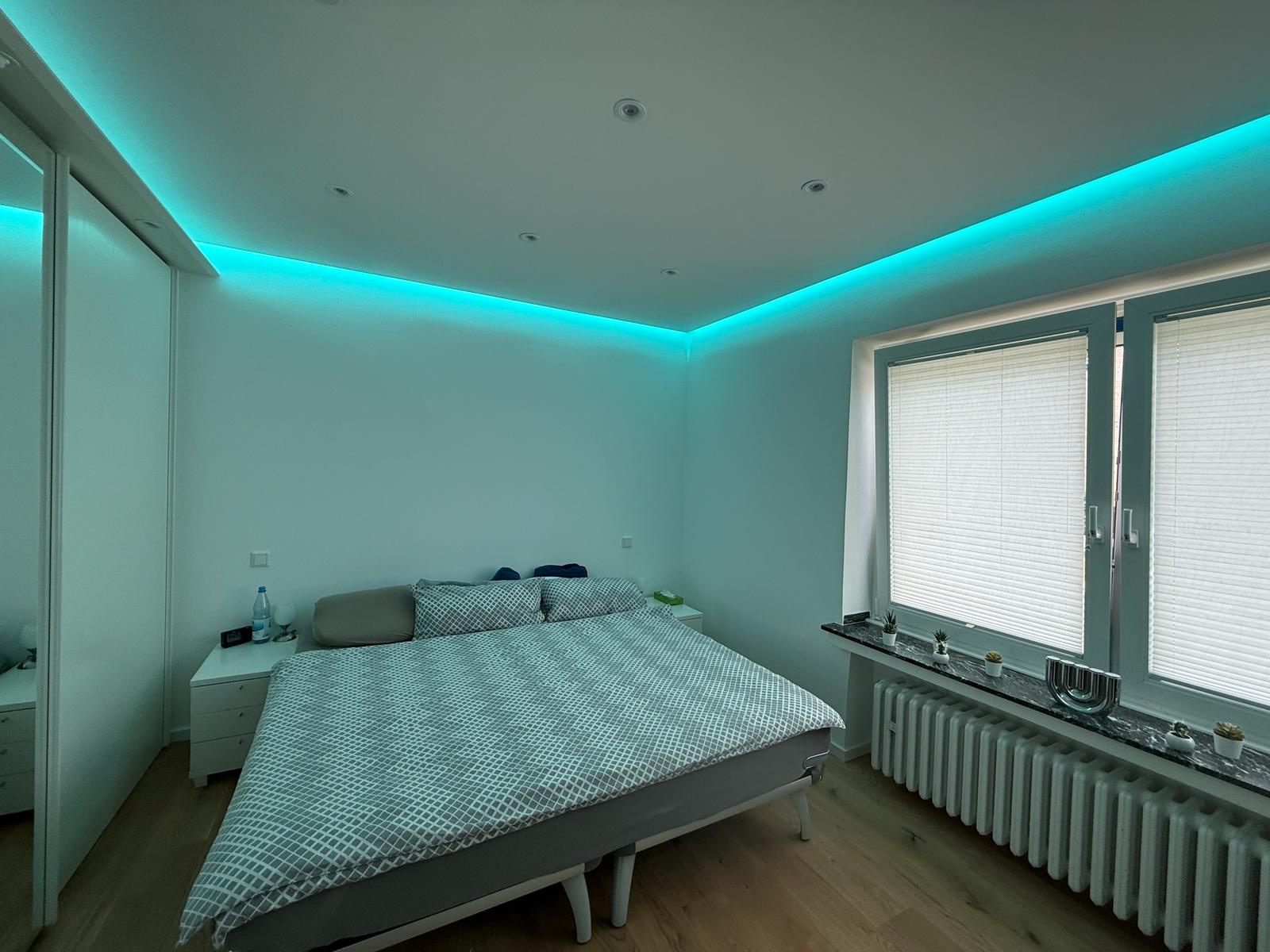 Modernes Schlafzimmer mit abgehängter Decke und indirekter LED-Beleuchtung